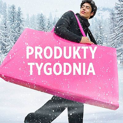 Mężczyzna trzymający różową torbę.