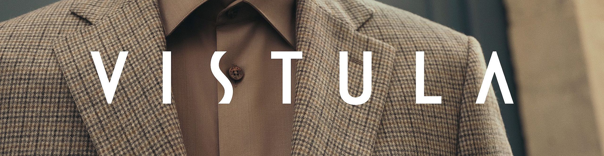 Zbliżenie na męską marynarkę w brązową kratę z elegancką, dopasowaną koszulą – klasyczna stylizacja od VISTULA.