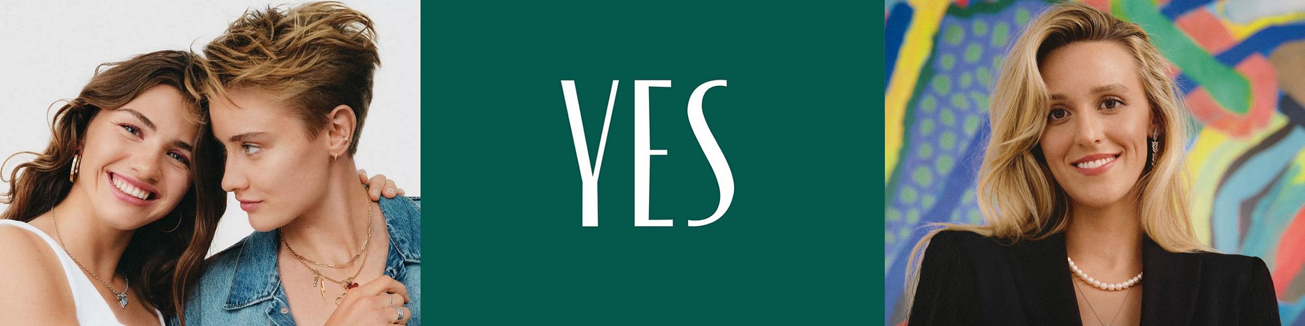 Trzy uśmiechnięte kobiety prezentują biżuterię YES – delikatne naszyjniki, perły i kolczyki w artystycznym i modnym otoczeniu.