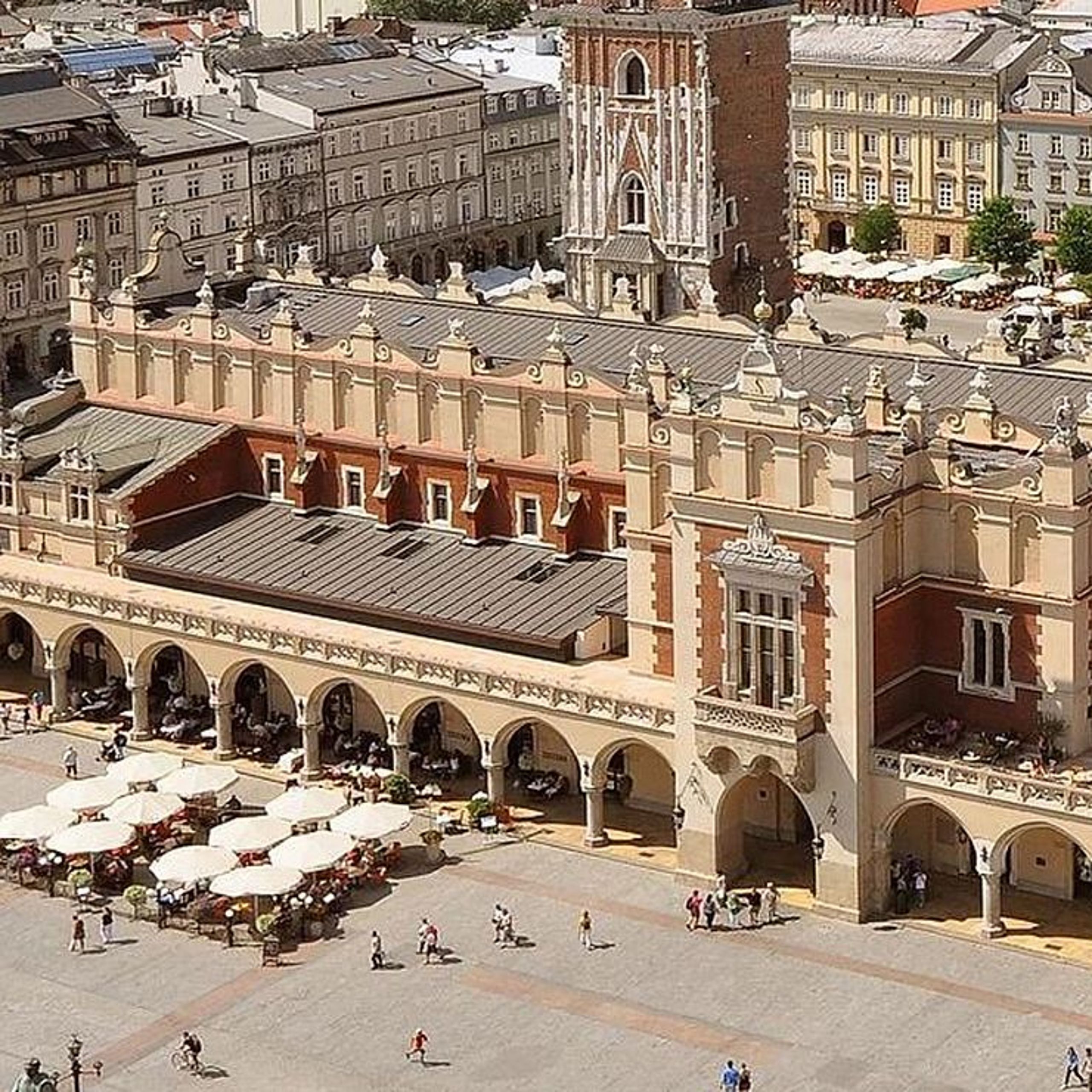Widok na Rynek Główny w Krakowie z Sukiennicami i Bazyliką Mariacką