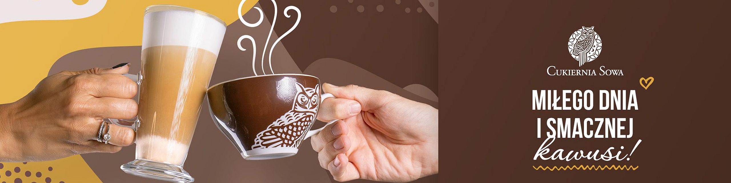 Dwie dłonie trzymają filiżanki z kawą — jedna z kawą latte w wysokiej szklance, druga z klasyczną kawą w brązowej filiżance z motywem sowy. Po prawej stronie logo Cukierni Sowa i napis: „MIŁEGO DNIA I SMACZNEJ kawusi!” ozdobiony rysunkowym serduszkiem i falowaną linią.