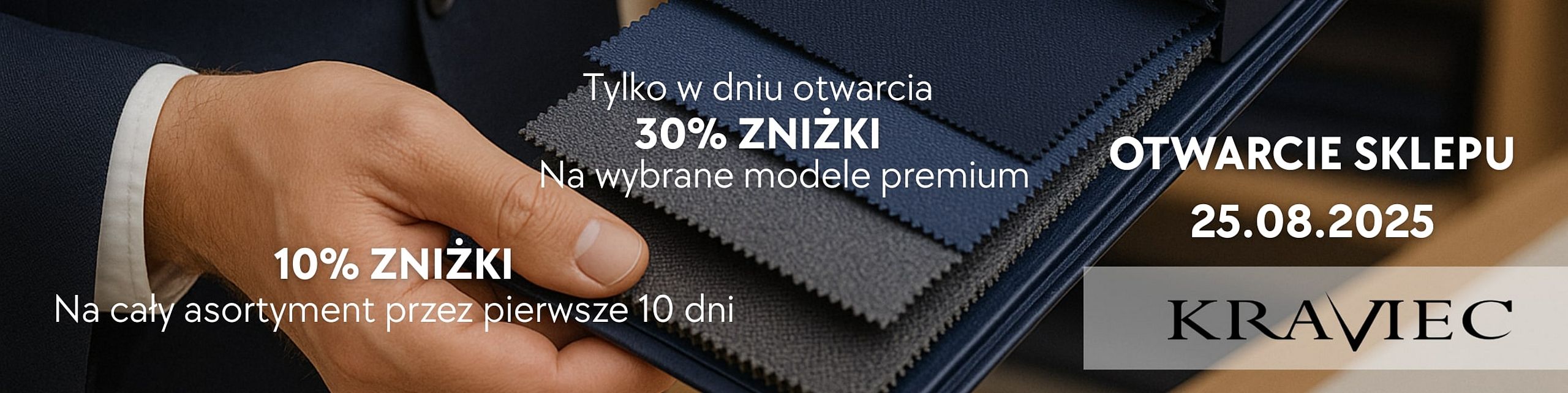 Reklama otwarcia sklepu Kraviec 25.08.2025. Na zdjęciu mężczyzna w garniturze trzyma próbnik tkanin w odcieniach niebieskiego i szarości. Napis: 10% zniżki na cały asortyment przez pierwsze 10 dni, tylko w dniu otwarcia 30% zniżki na wybrane modele premium.