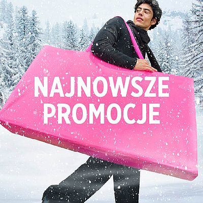 Mężczyzna trzymający różową torbę.