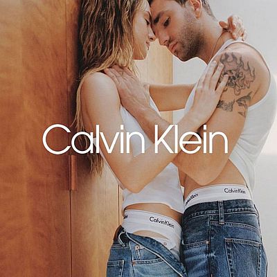 Para modeli w bieliźnie i jeansach w kampanii reklamowej Calvin Klein.