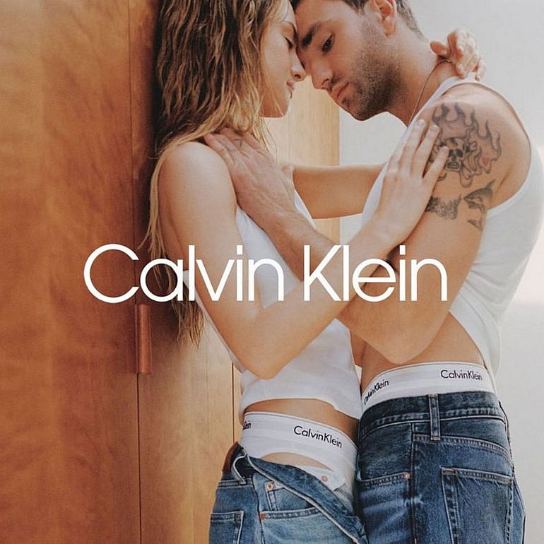 Para modeli w bieliźnie i jeansach w kampanii reklamowej Calvin Klein.