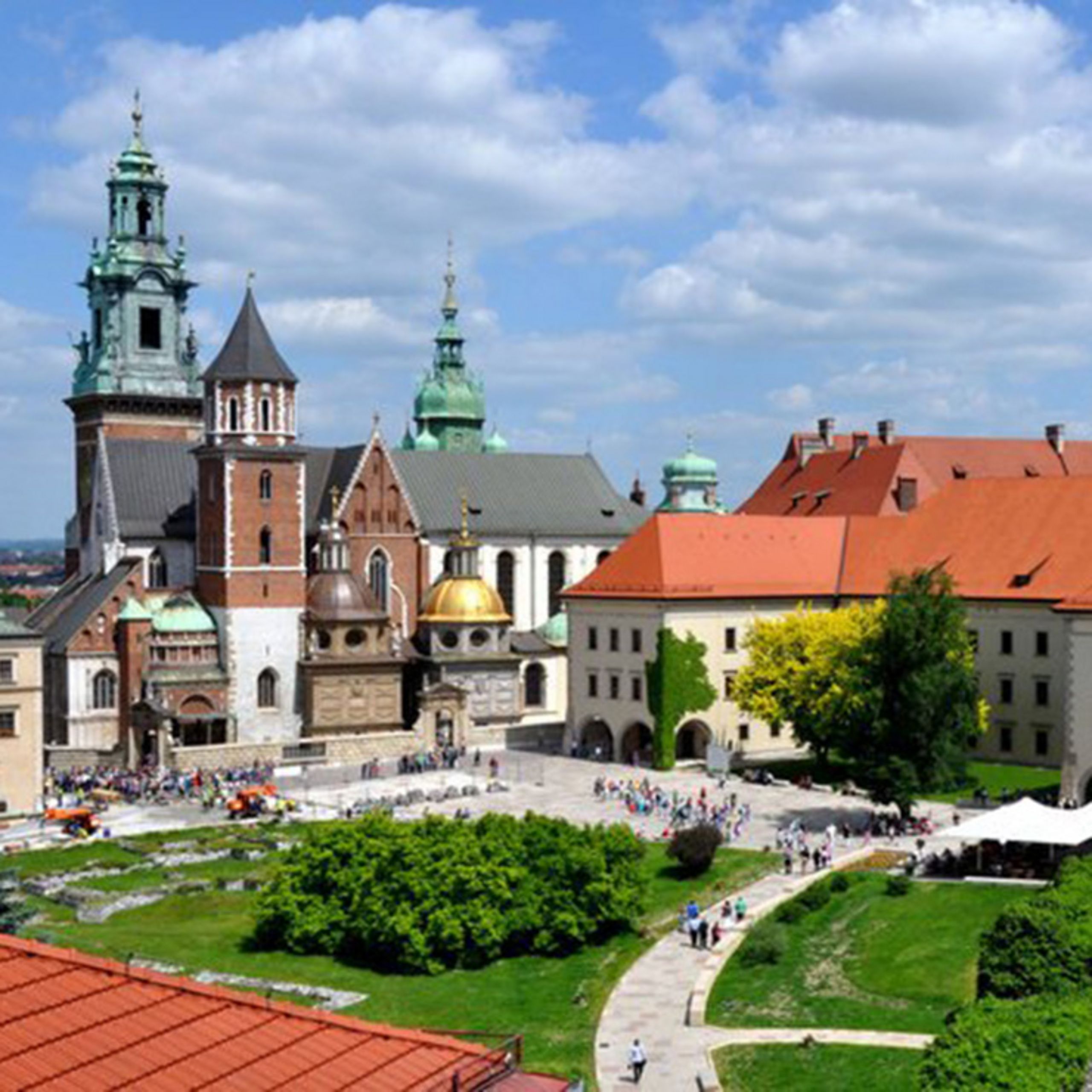 Wzgórze Wawelskie w Krakowie z katedrą i zamkiem królewskim