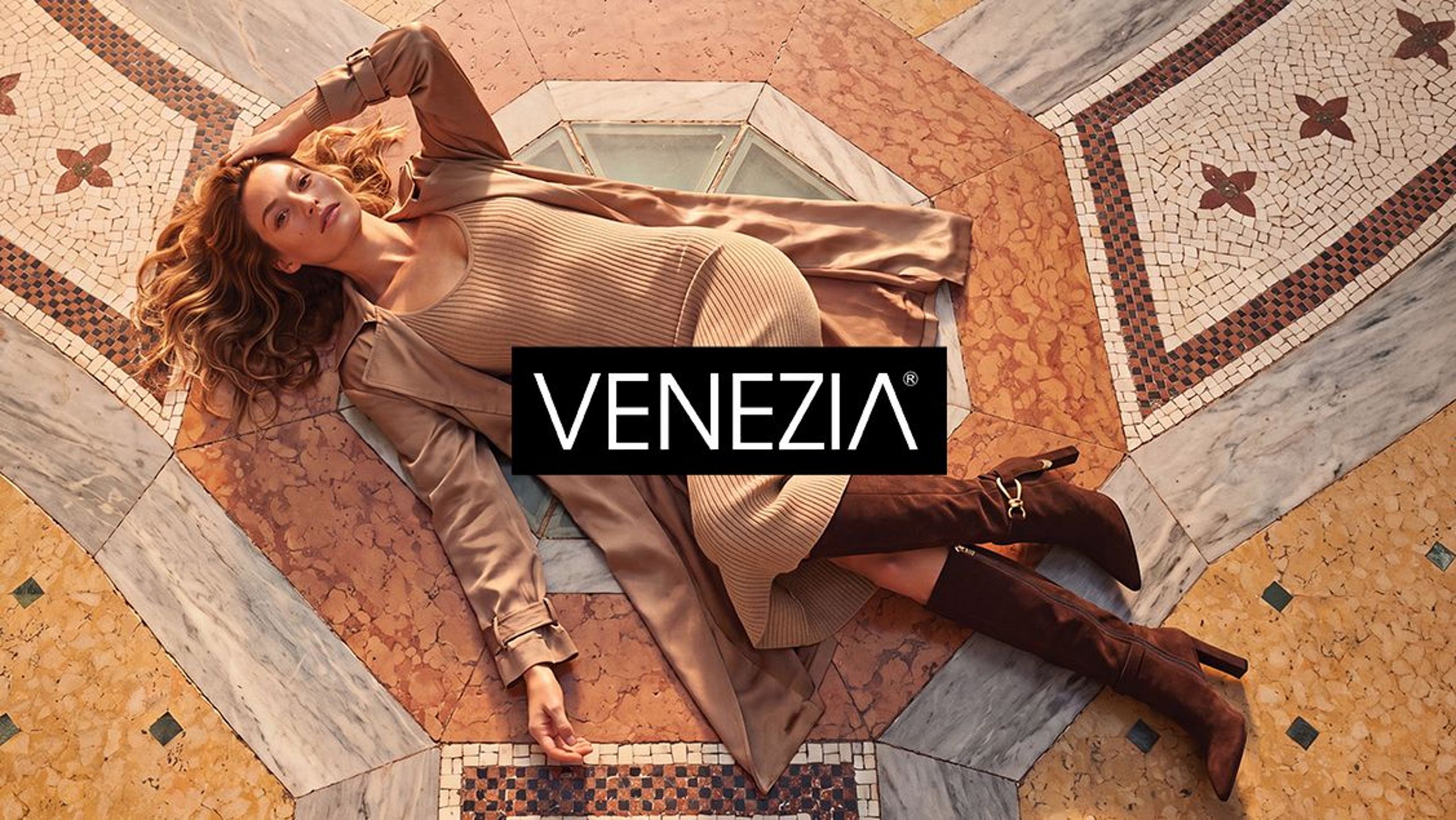 Kobieta w stylizacji VENEZIA na tle ozdobnej mozaiki.