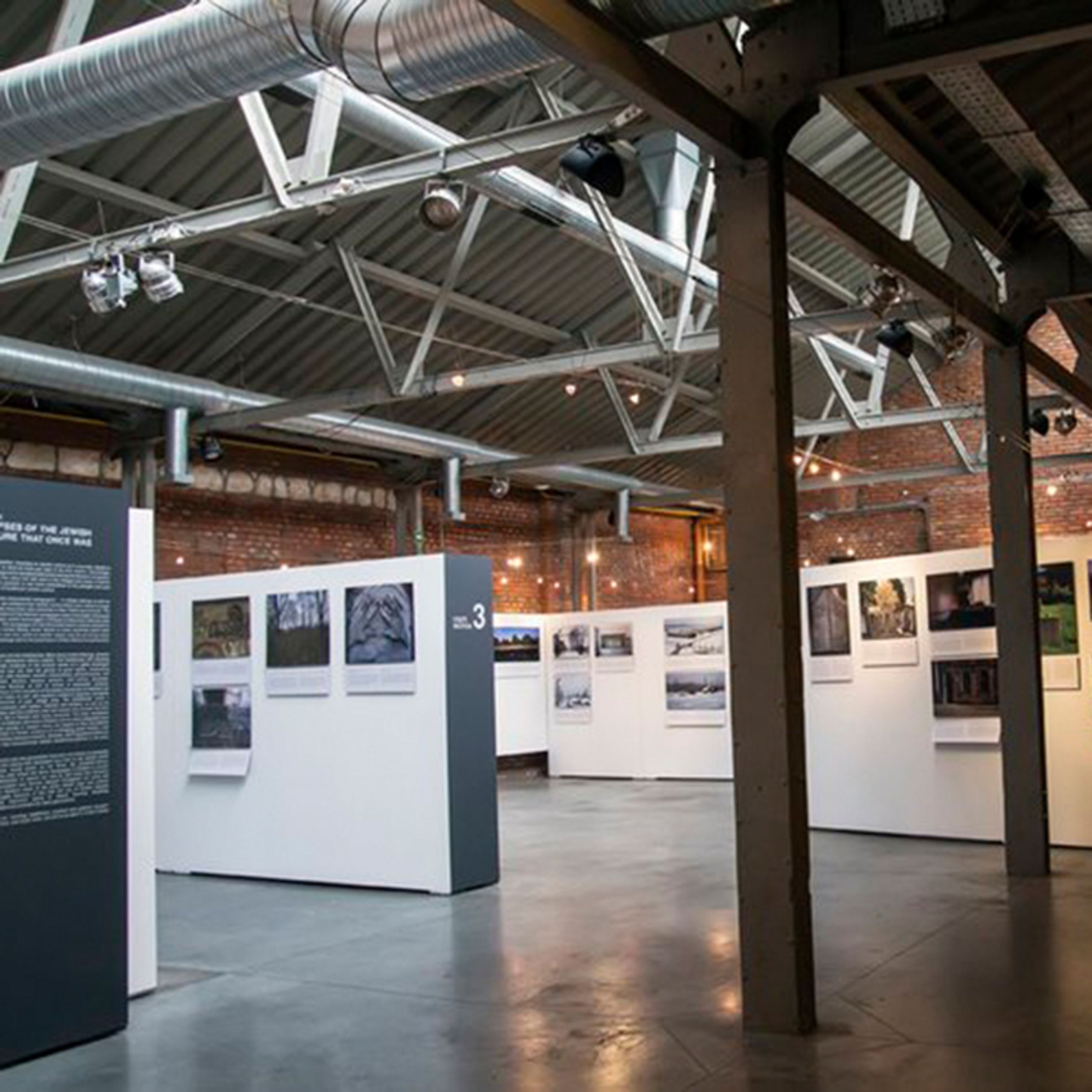 Wnętrze Muzeum Galicja w krakowskiej dzielnicy Kazimierz z wystawą fotograficzną