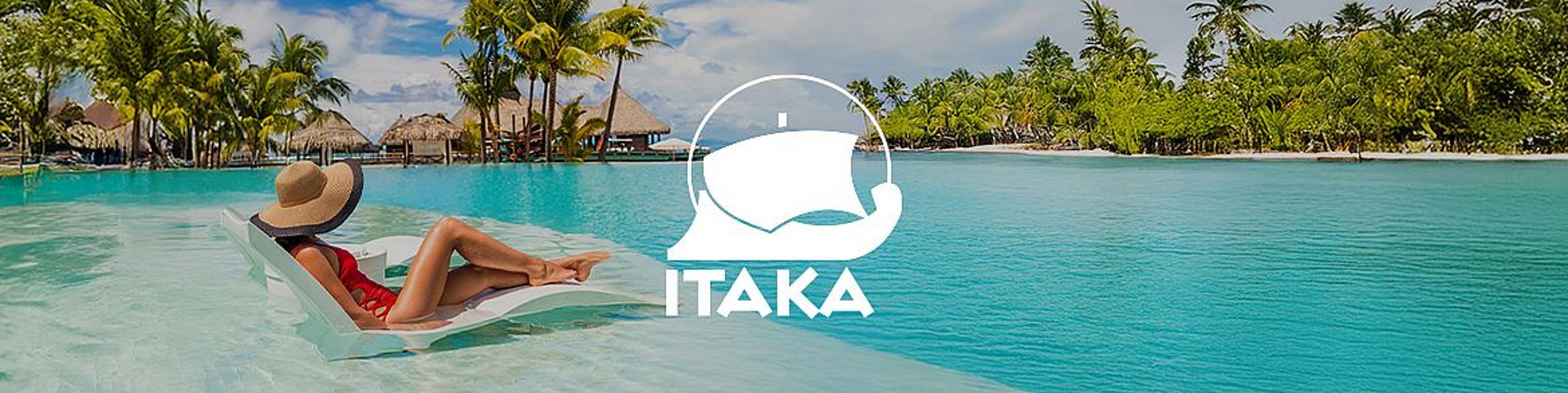 Kobieta w czerwonym stroju kąpielowym i kapeluszu relaksuje się na leżaku w basenie typu infinity, z widokiem na turkusową lagunę i tropikalną wyspę pełną palm i domków na palach. Na środku widnieje białe logo ITAKA z symbolem żaglowca.