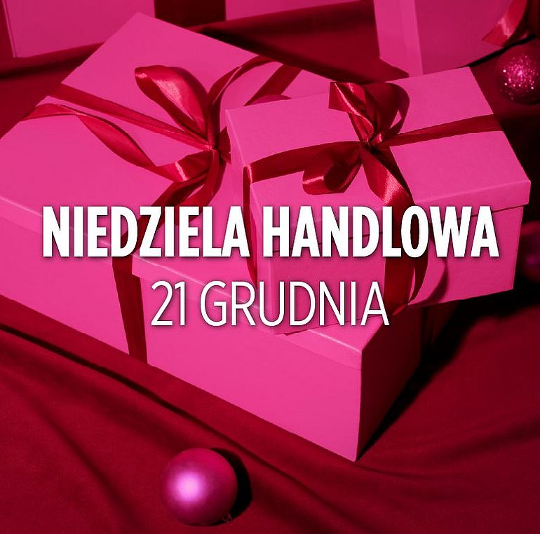 Kobieta w różowej sukience trzymająca fioletową bombkę, w tle prezenty.