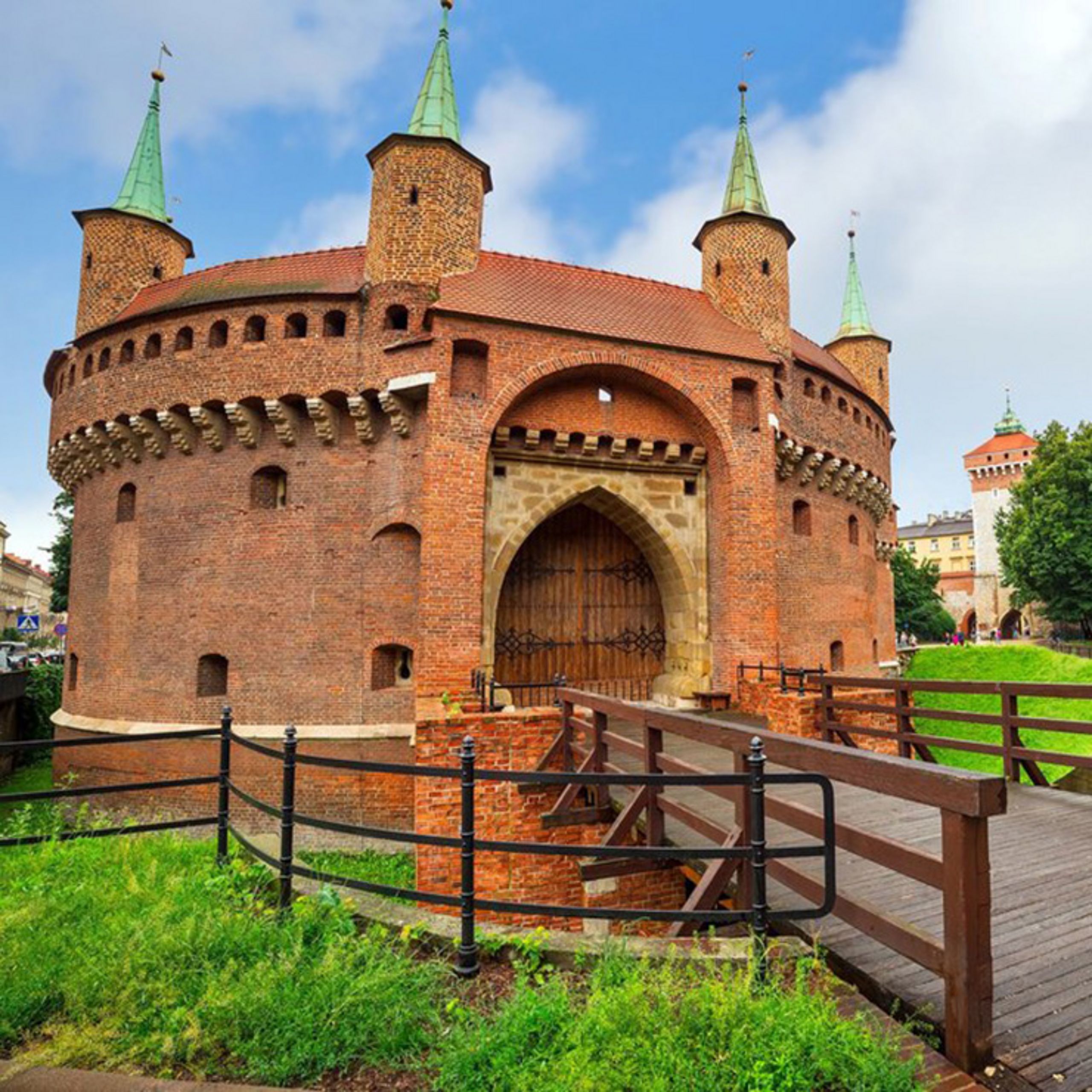 Krakowski Barbakan i fragment dawnych murów obronnych Starego Miasta