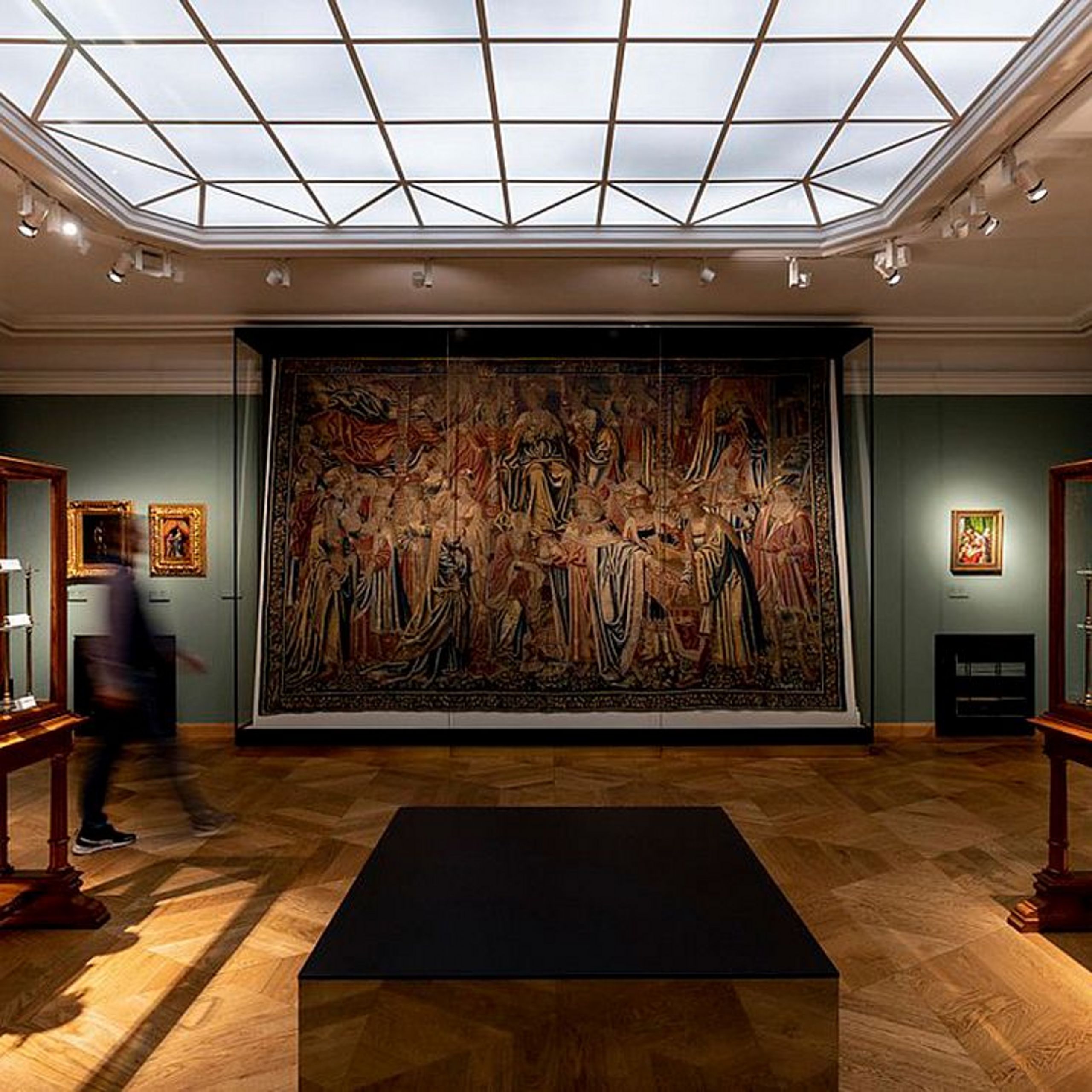 Wnętrze Muzeum Czartoryskich w Krakowie z wystawionymi dziełami sztuki