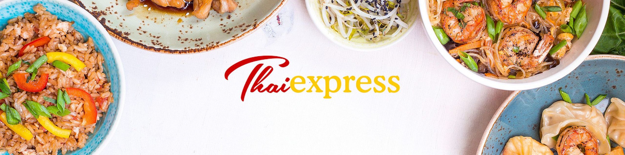 Kolorowe dania kuchni tajskiej z ryżem, krewetkami, warzywami i pierożkami wokół logo Thai Express na białym tle.
