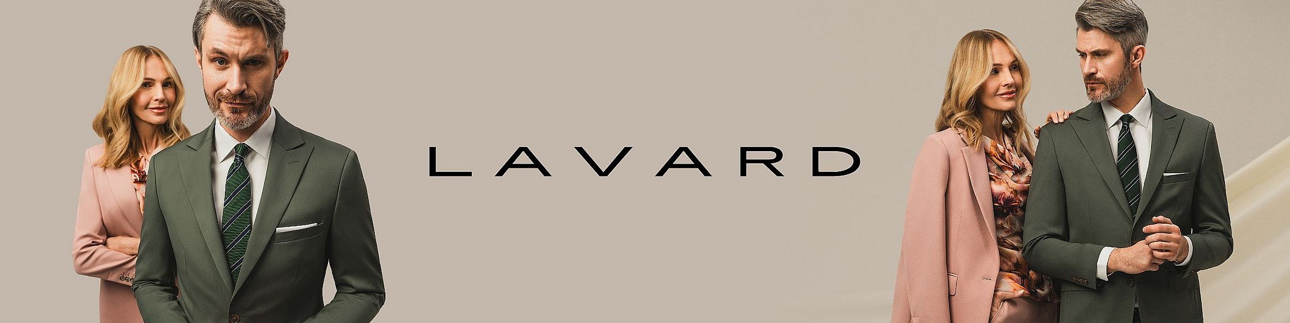 Elegancka para prezentuje stylizacje marki LAVARD na beżowym tle. Mężczyzna ubrany w zielony garnitur, białą koszulę i zielono-czarny krawat. Kobieta ma na sobie pudroworóżowy płaszcz i wzorzystą bluzkę. Na środku znajduje się czarne logo „LAVARD”.
