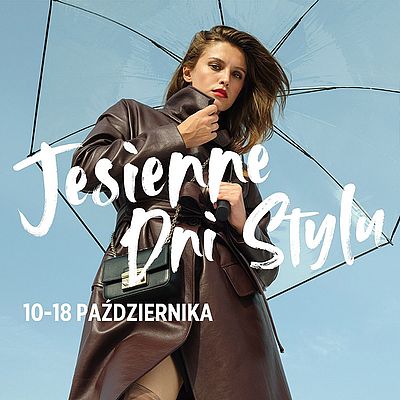 Kobieta w ciemnym płaszczu trzyma przezroczysty parasol, na tle błękitnego nieba. Napis: "Jesienne Dni Stylu", "10–18 października"
