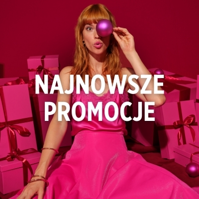 Kobieta w różowej sukience trzymająca fioletową bombkę, w tle prezenty. Tekst na obrazie: 'NAJNOWSZE PROMOCJE'