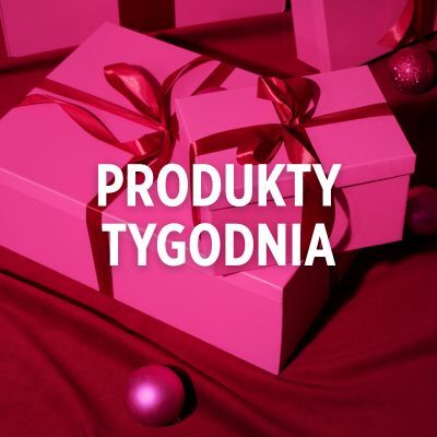 Różowe prezenty ozdobione czerwoną wstążką na tle o tym samym kolorze, z napisem 'PRODUKTY TYGODNIA'.