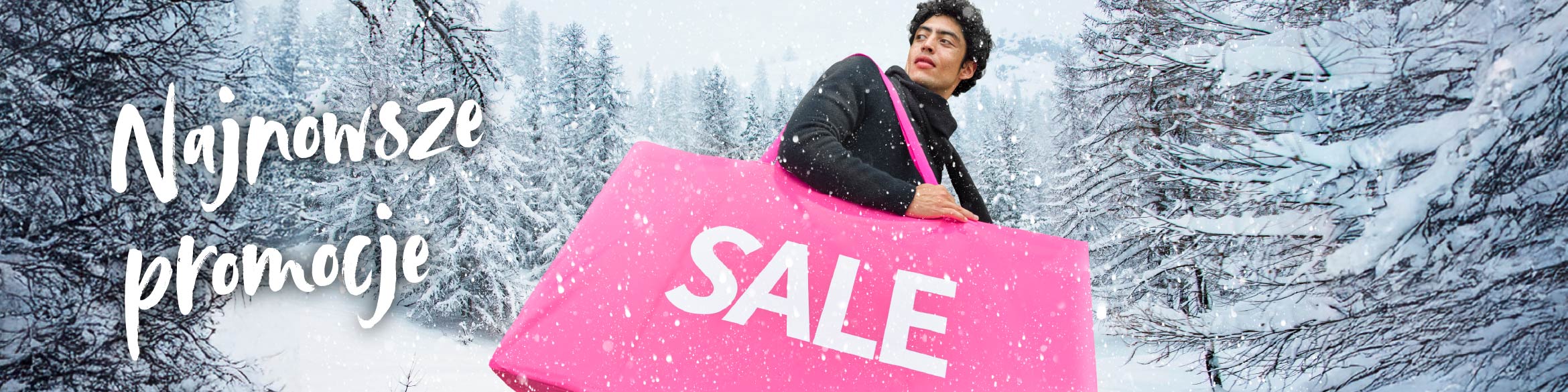 Mężczyzna trzymający różową torbę z napisem SALE, w tle zimowy krajobraz.