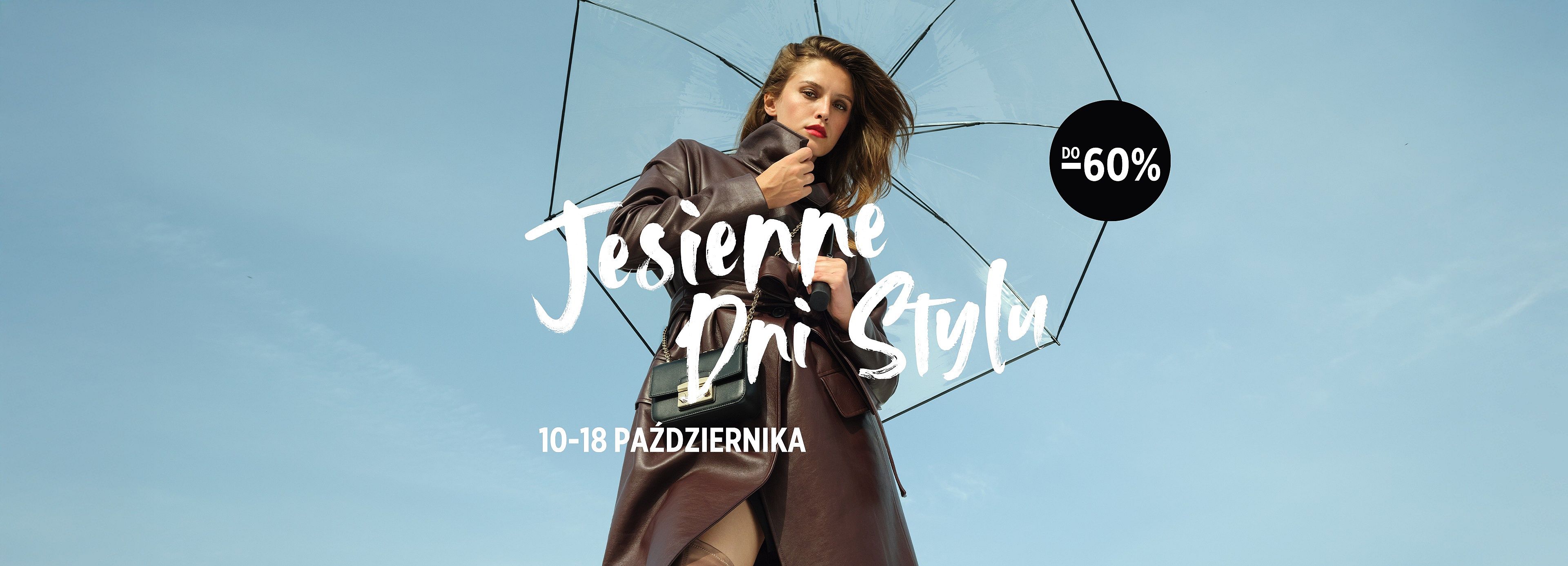 Kobieta w ciemnym płaszczu trzyma przezroczysty parasol, na tle błękitnego nieba. Napis: "Jesienne Dni Stylu", "10–18 października", "do -60%".