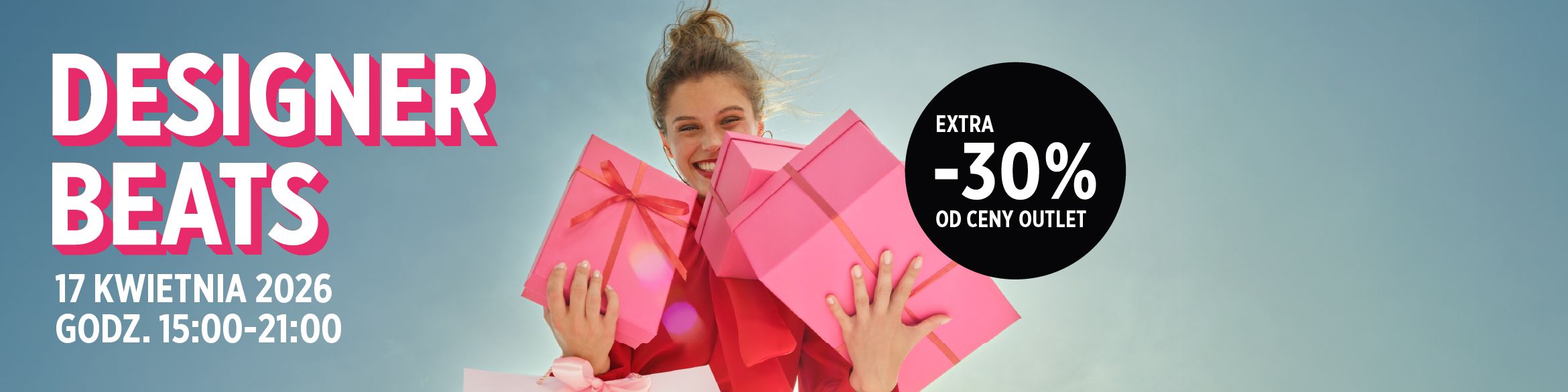 Uśmiechnięta kobieta trzymająca różowe prezenty, na tle nieba.