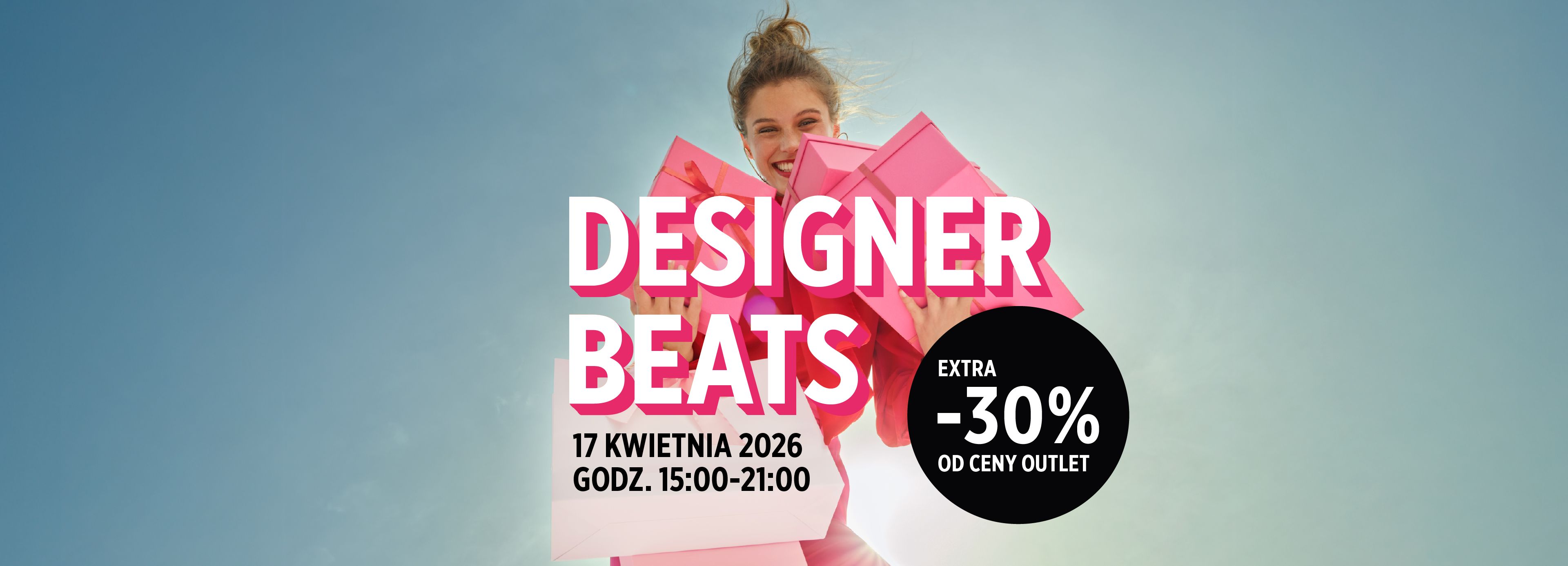 Uśmiechnięta kobieta trzymająca różowe prezenty, na tle nieba.