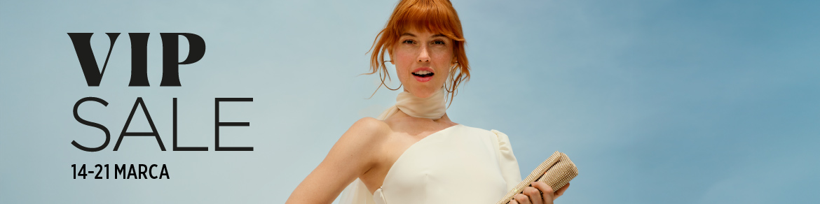 Baner promocyjny „VIP Sale” z datą 14–21 marca oraz zdjęciem kobiety w jasnej sukience trzymającej kopertówkę na tle jasnego nieba.