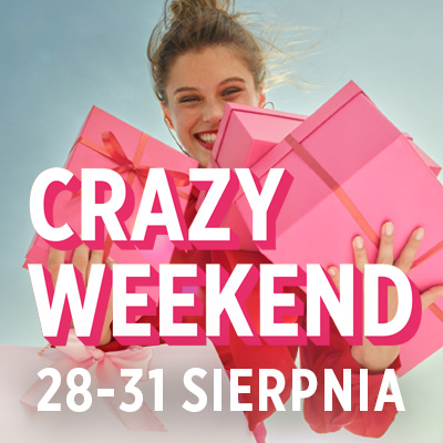 Kobieta uśmiecha się, trzymając różowe prezenty na tle nieba. Po lewej stronie duży napis "CRAZY WEEKEND".