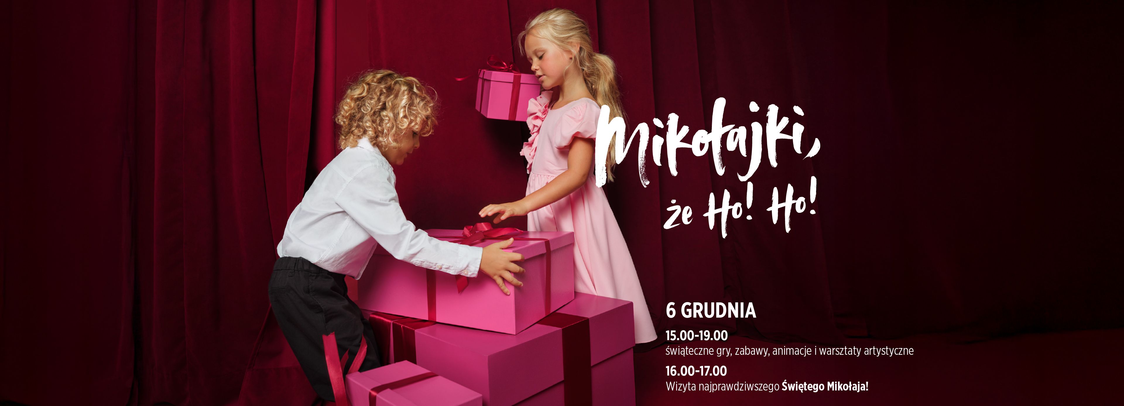 Dwoje dzieci układa prezenty, na tle czerwonego tła. Napis: 'Mikołajki, że Ho! Ho! Ho!
