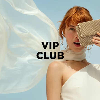 Kobieta w jasnej sukni trzymająca kopertówkę przed twarzą, na tle błękitnego nieba z napisem VIP CLUB.