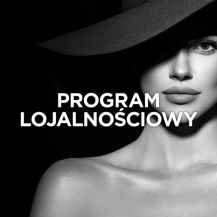 Pani w kapeluszu z napisem program lojalnościowy